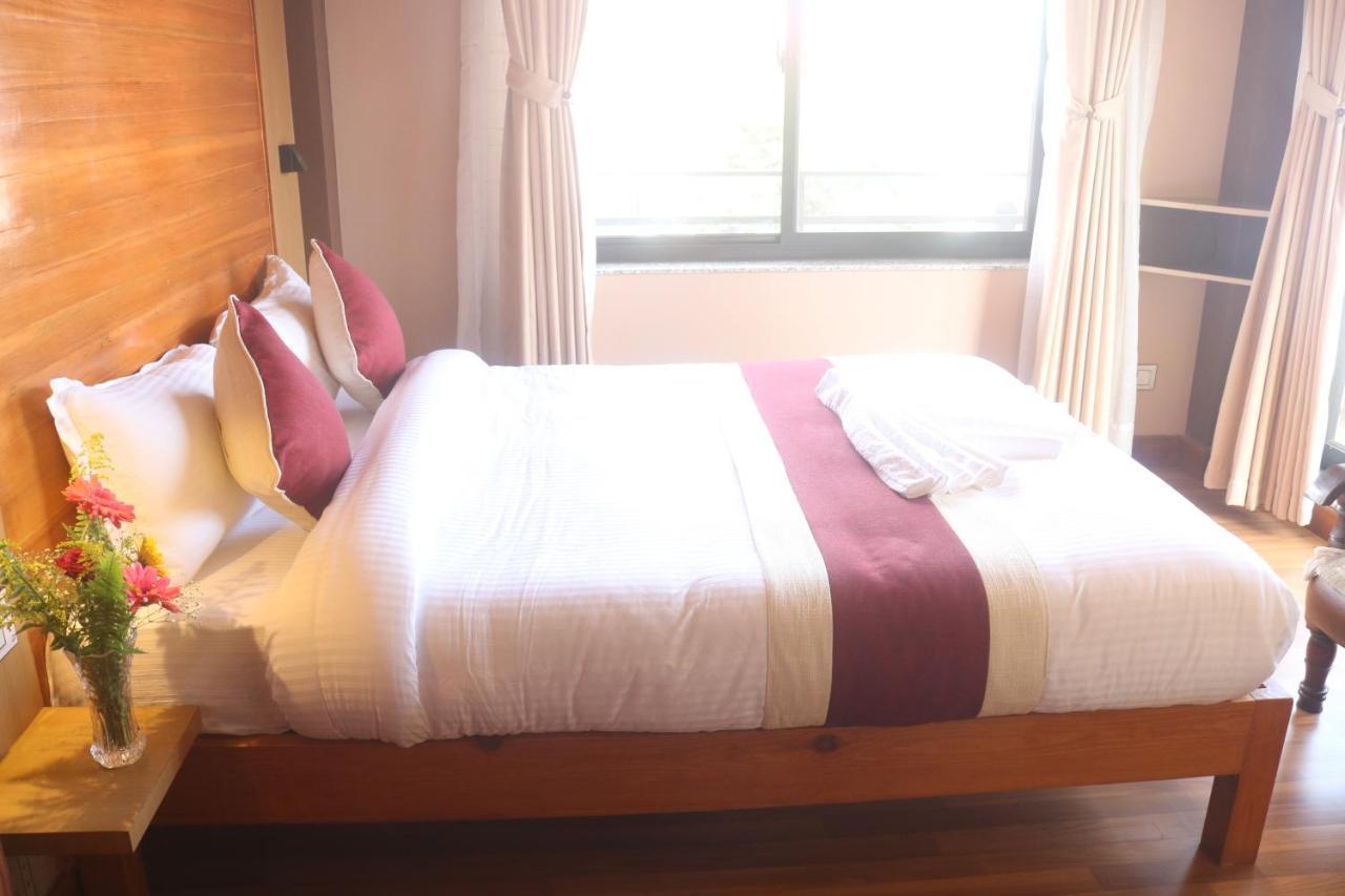 Hotel Family Ties Pvt. Ltd. カトマンズ エクステリア 写真