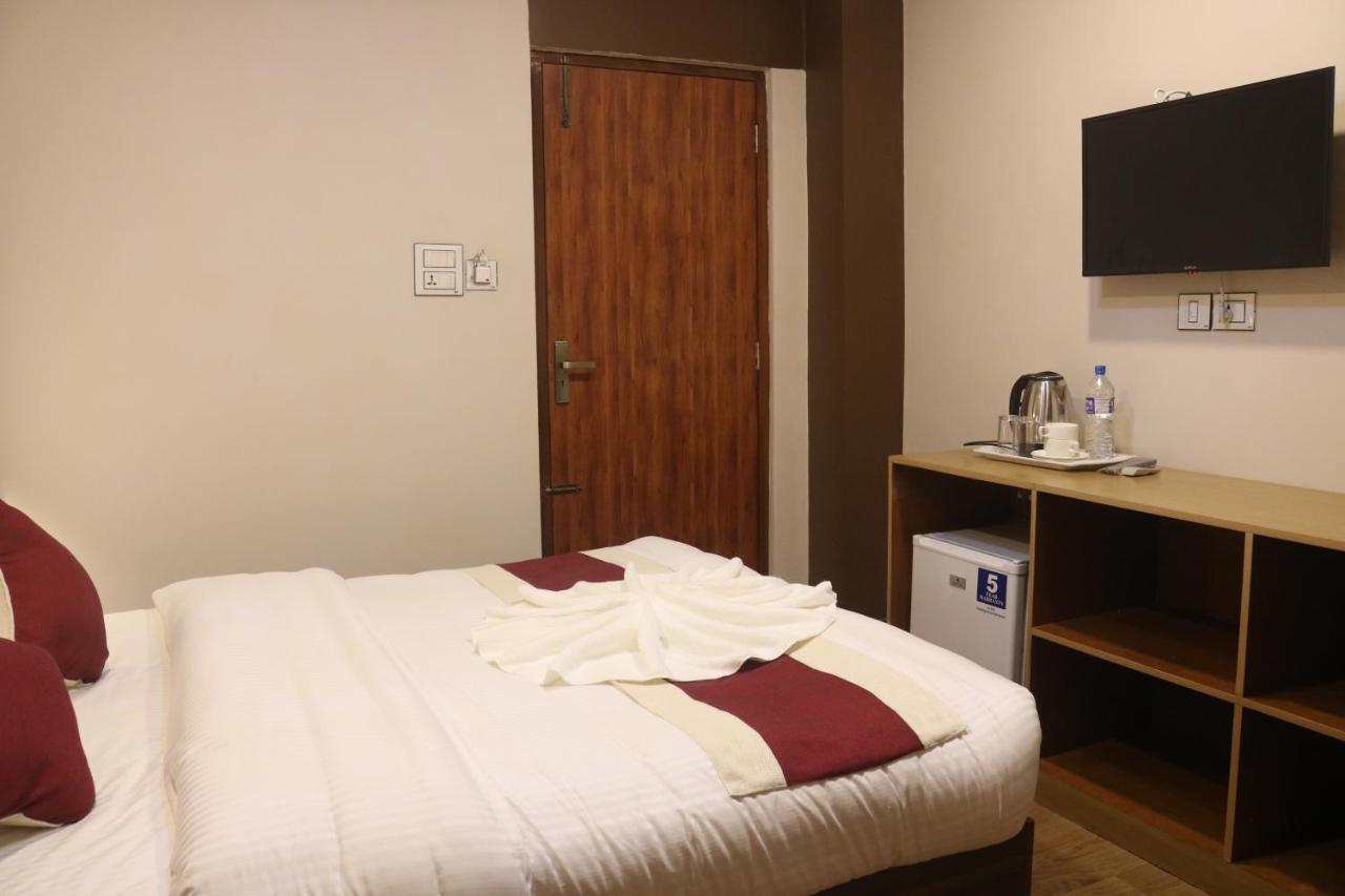 Hotel Family Ties Pvt. Ltd. カトマンズ エクステリア 写真